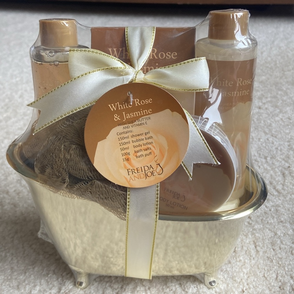 Freida and Joe Bath Set